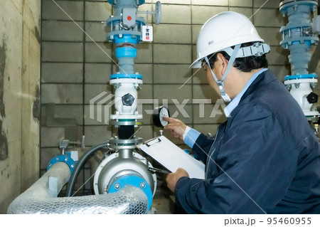 ビルの配管を点検する男性　ビルメンテナンス 95460955