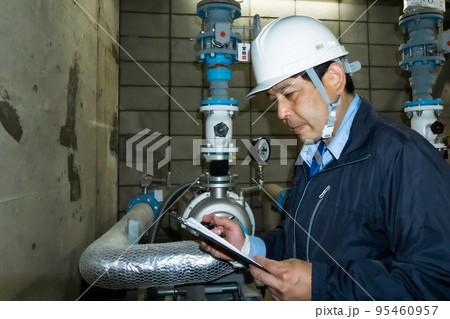 ビルの配管を点検する男性 ビルメンテナンス ビルの配管を点検する男性 ビルメンテナンス 95460957