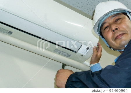 エアコンの清掃をする作業員 95460964