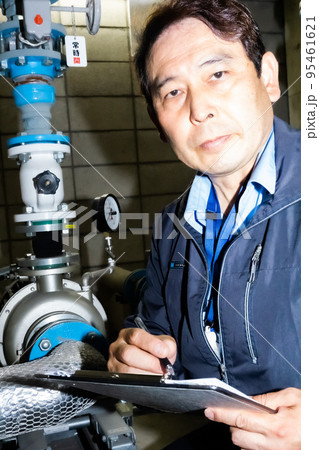 ビルの配管を点検する男性　ビルメンテナンス 95461621