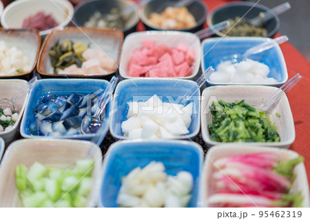 京都府　錦市場商店街　漬物の試食コーナー 95462319