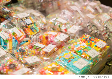 和イメージ 店先に並ぶ色とりどりの駄菓子 和イメージ 店先に並ぶ色とりどりの駄菓子 95462491