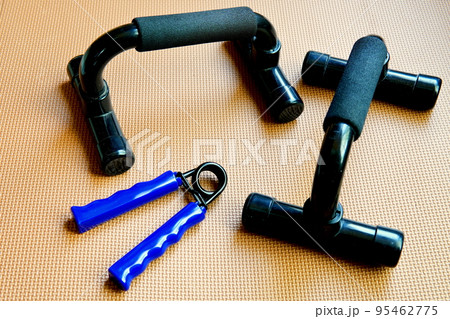 プッシュアップバーとハンドグリップ プッシュアップバーとハンドグリップ 95462775