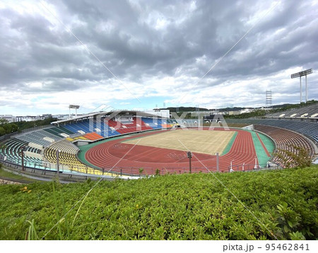 曇り空下の神戸総合運動公園ユニバー記念競技場 95462841