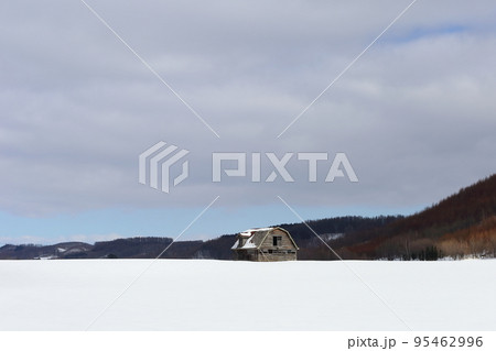 北海道 オホーツク地方 雪原の中に残る古い牛舎 北海道 オホーツク地方 雪原の中に残る古い牛舎 95462996