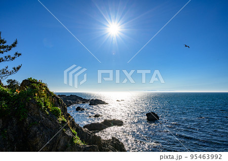 新潟　太陽に照らされる日本海 95463992