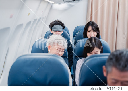 飛行機で移動する乗客 95464214