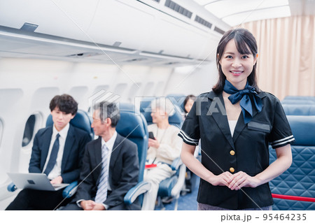 飛行機で笑顔を見せるキャビンアテンダント 飛行機で笑顔を見せるキャビンアテンダント 95464235