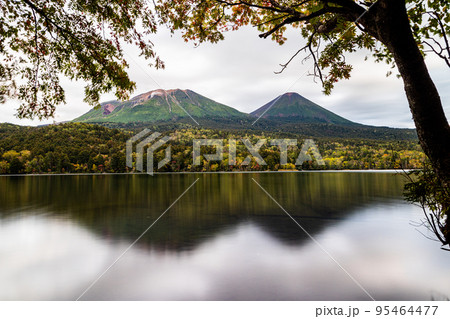 【北海道・オンネトー】秋の温根沼 10月 95464477