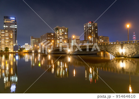 ライトアップされた萬代橋と信濃川河畔のの夜景 ライトアップされた萬代橋と信濃川河畔のの夜景 95464610