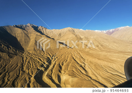 ラダック地方・カラコルム山脈の景観 空撮 / Ladakh, India 95464693