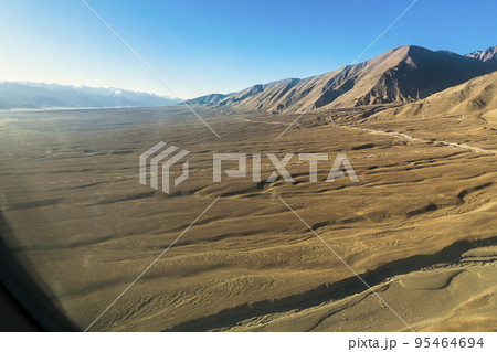 ラダック地方・インダス川流域の景観 空撮 / Ladakh, India 95464694