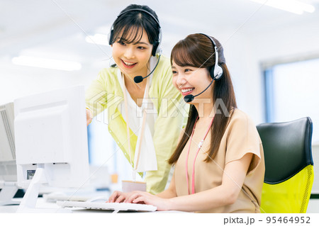 コールセンターの若いスタッフ コールセンターの若いスタッフ 95464952