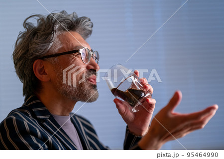 コーヒー　バリスタ　飲む　語る 95464990