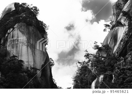 昇仙峡の岩肌の鋭さは白黒の写真にも明確で、自然が削ったモノトーンの画像にはより鮮明で 95465621