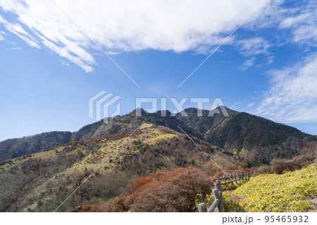 丸山の山頂から見た赤薙山（日光の霧降高原） 95465932