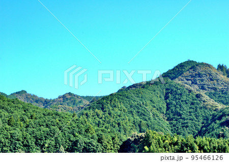 秋の山里の空 95466126