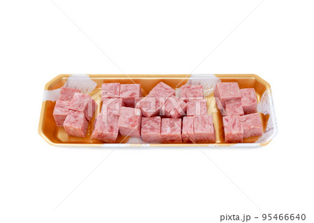牛肉と鶏肉を使って成型処理されたサイコロステーキ【食品トレイ入り】 95466640