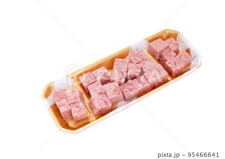 牛肉と鶏肉を使って成型処理されたサイコロステーキ【食品トレイ入り】 95466641