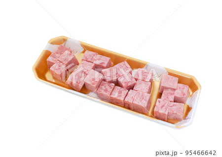 牛肉と鶏肉を使って成型処理されたサイコロステーキ【食品トレイ入り】 95466642