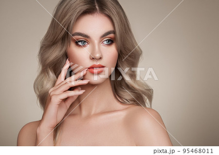 A beautiful young woman with shiny wavy blonde hair 95468011