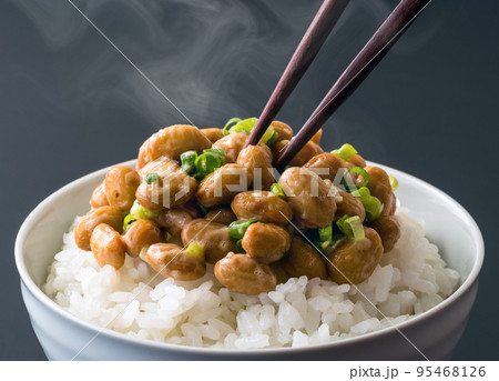 大粒の納豆とごはんとお箸。 95468126