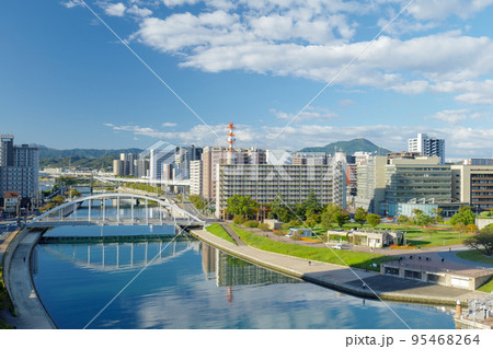朝の紫川と小倉の風景 北九州市小倉 朝の紫川と小倉の風景 北九州市小倉 95468264