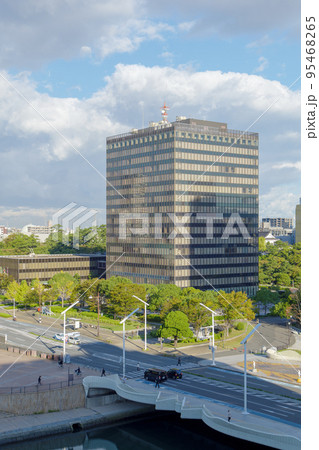 朝の紫川と北九州市役所 北九州市小倉 朝の紫川と北九州市役所 北九州市小倉 95468265