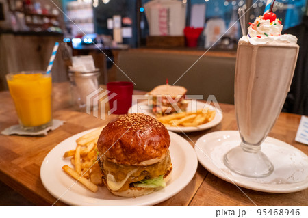 お洒落カフェのハンバーガー 95468946