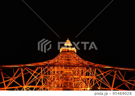 ライトアップされた夜の東京タワー 95469028