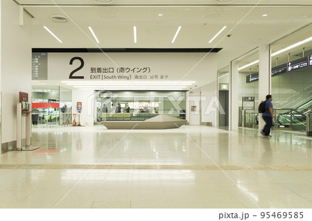 羽田空港第1ターミナル1Fの到着2番出口 95469585