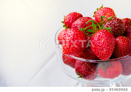 Glass bowl with fresh ripe strawberries, space for text, copy space, white background, mockup 95469988