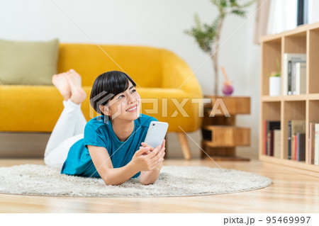 スマートフォンを操作する女性 スマートフォンを操作する女性 95469997