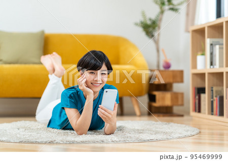 スマートフォンを操作する女性 95469999