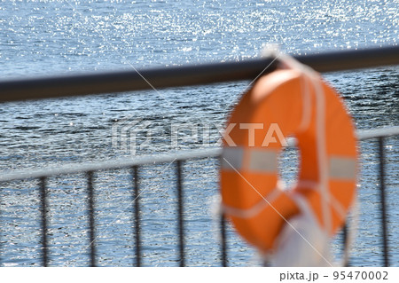 海を見つめる救命浮き輪 95470002