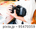 カメラを抱きしめる子供 95470359