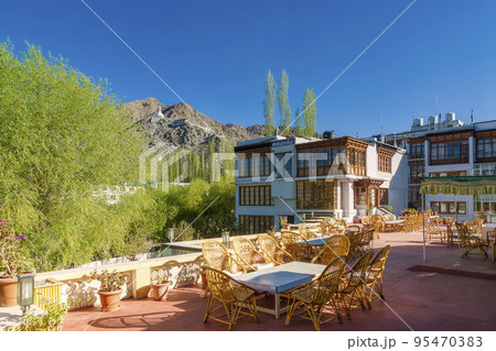 ラダック・レー Omasila Hotel の中庭 / Leh, India 95470383