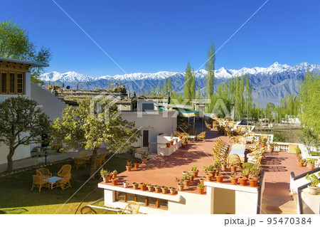 ラダック・レー Omasila Hotelから眺めるヒマラヤの山々 / Leh, India 95470384