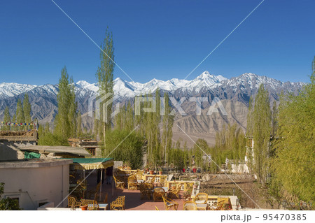 ラダック・レーから眺めるヒマラヤの山々 / Leh, India 95470385