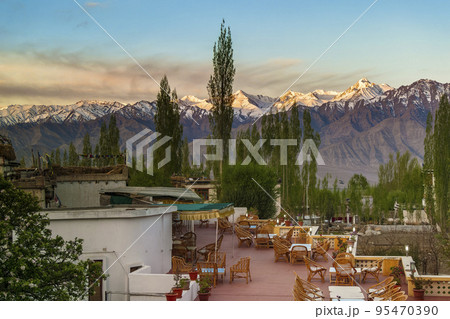 ラダック・レー Omasila Hotelから眺めるヒマラヤの山々 / Leh, India 95470390