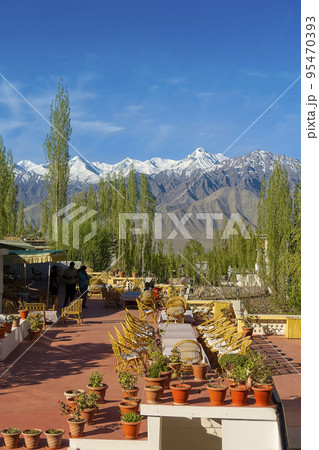 ラダック・レー Omasila Hotelから眺めるヒマラヤの山々 / Leh, India ラダック・レー Omasila Hotelから眺めるヒマラヤの山々 / Leh, India 95470393