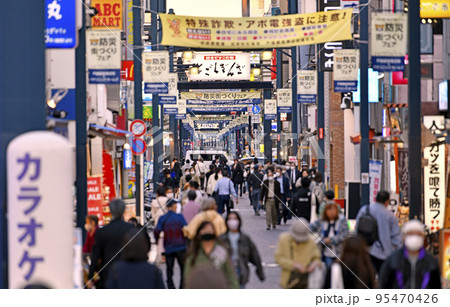日本の東京都市景観 夕焼けに映える戸越銀座商店街。コロナ禍前のような賑わい＝10月20日 95470426