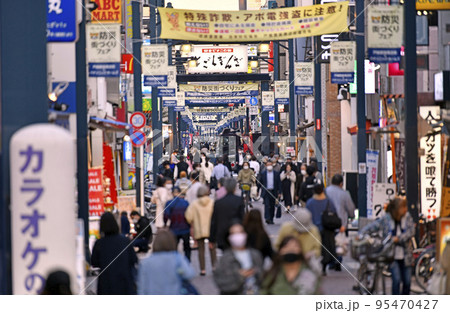 日本の東京都市景観 夕焼けに映える戸越銀座商店街。コロナ禍前のような賑わい＝10月20日 95470427