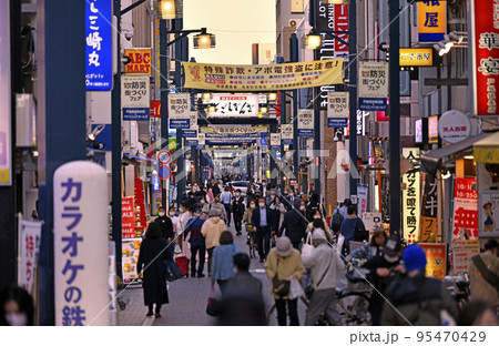 日本の東京都市景観 夕焼けに映える戸越銀座商店街。コロナ禍前のような賑わい=10月20日 日本の東京都市景観 夕焼けに映える戸越銀座商店街。コロナ禍前のような賑わい=10月20日 95470429