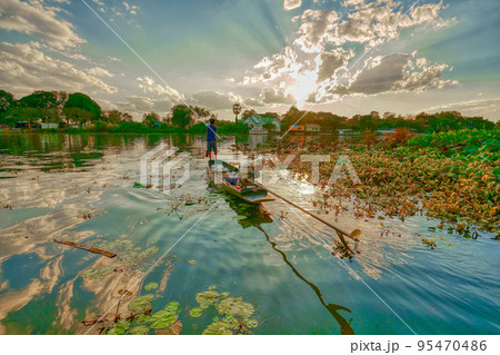 夕陽とクウェー川と手漕船 (Khwae Yai River, Kanchanaburi) 夕陽とクウェー川と手漕船 (Khwae Yai River, Kanchanaburi) 95470486