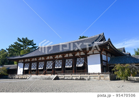 奈良県斑鳩の里の世界遺産法隆寺の国宝大講堂 95470506