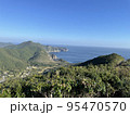高台からの山と海の景色 95470570