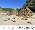 ビーチの岩 95470572