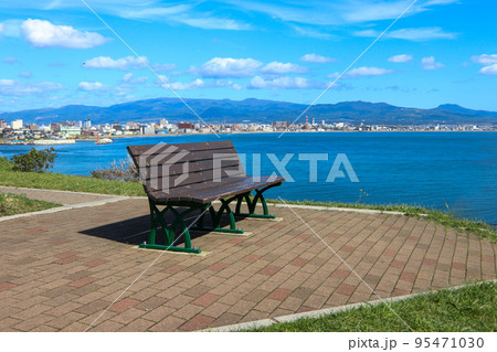 海の見えるベンチ 95471030