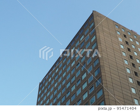見上げた札幌市役所と青空 見上げた札幌市役所と青空 95471404